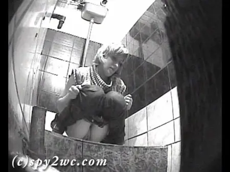 Eine versteckte Kamera in der Toilette eines Nachtclubs schießt wie Frauen durchbohrt